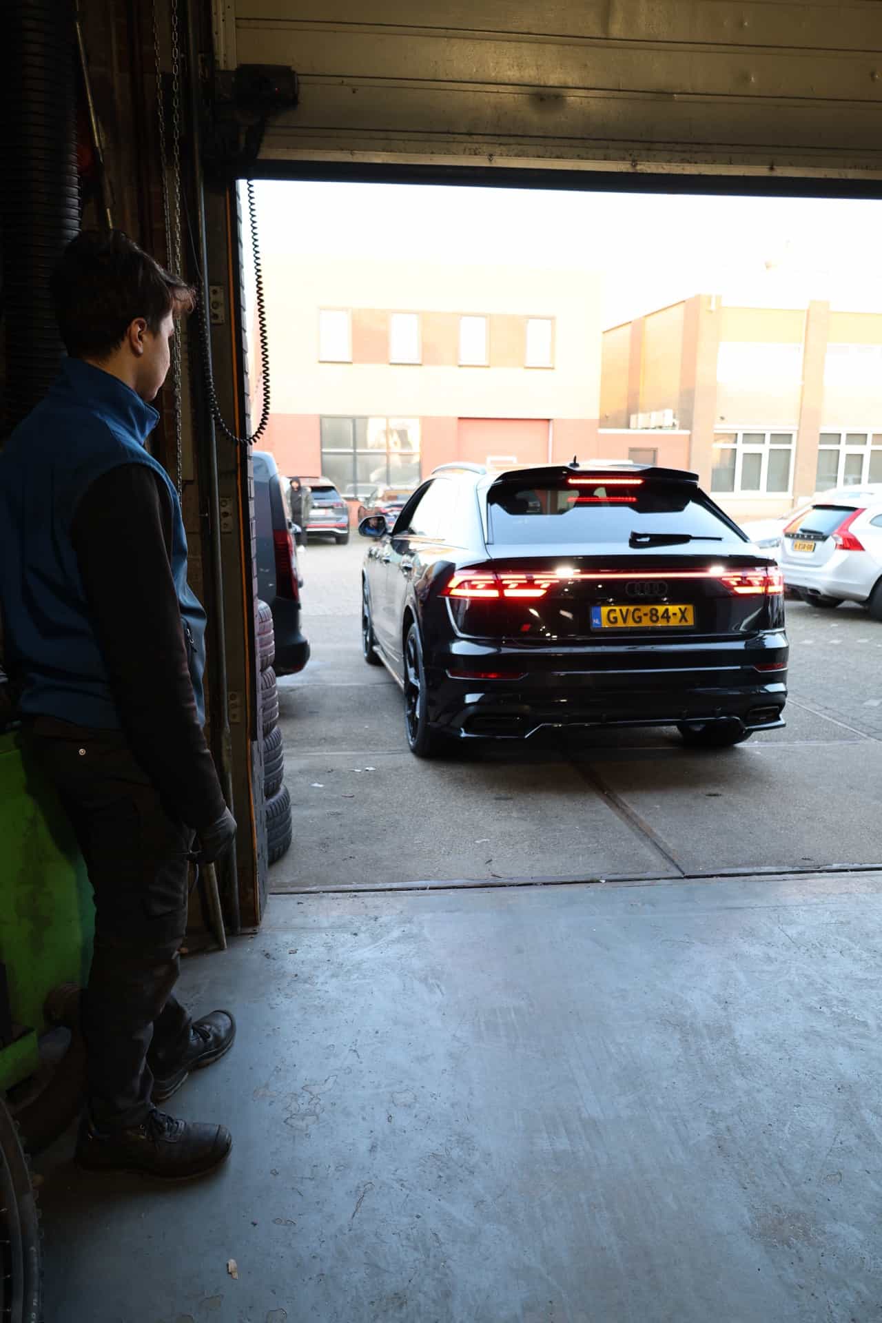 Geïmporteerde auto verlaat de garage