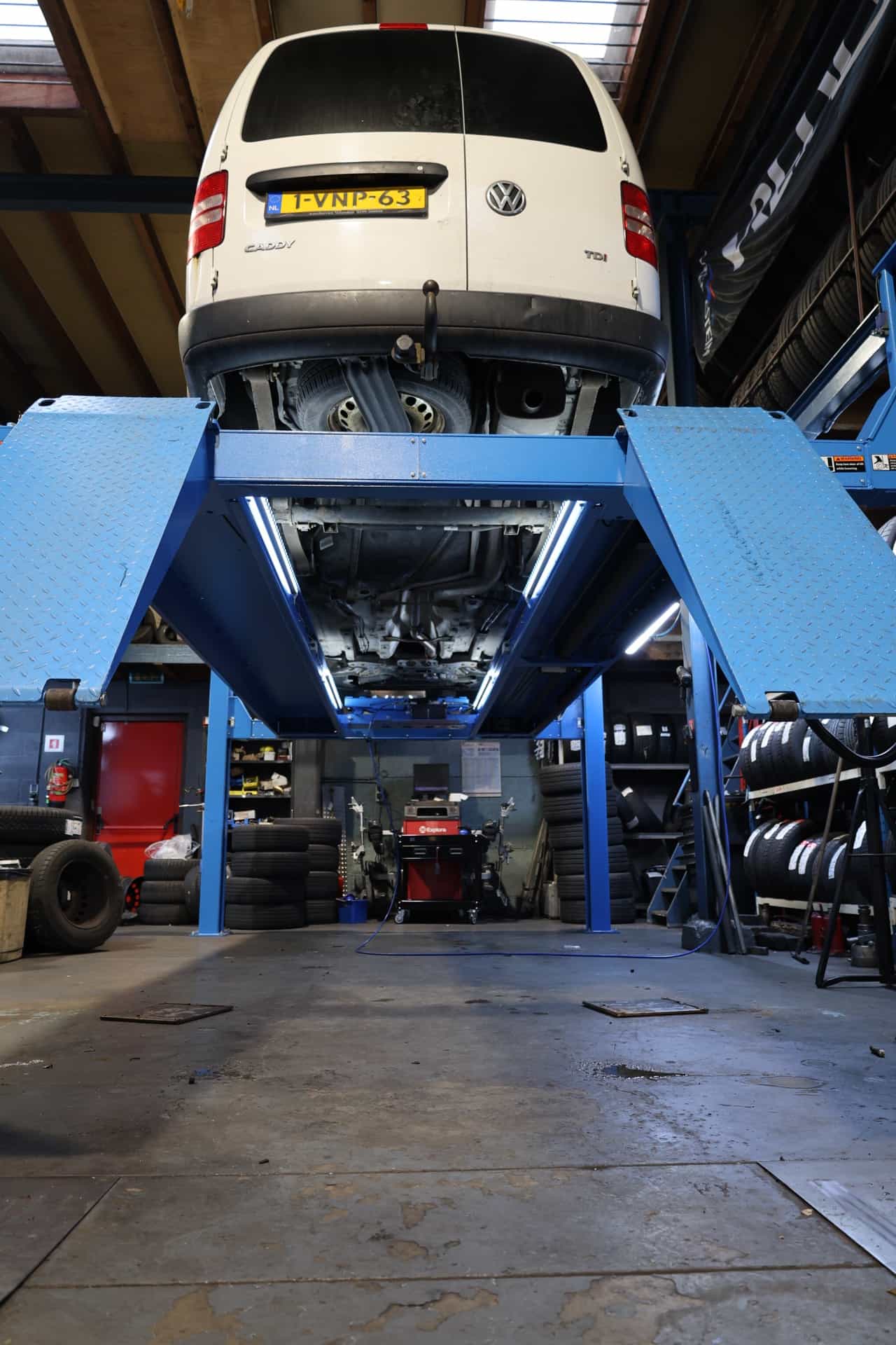 Auto op de brug tijdens de APK-keuring