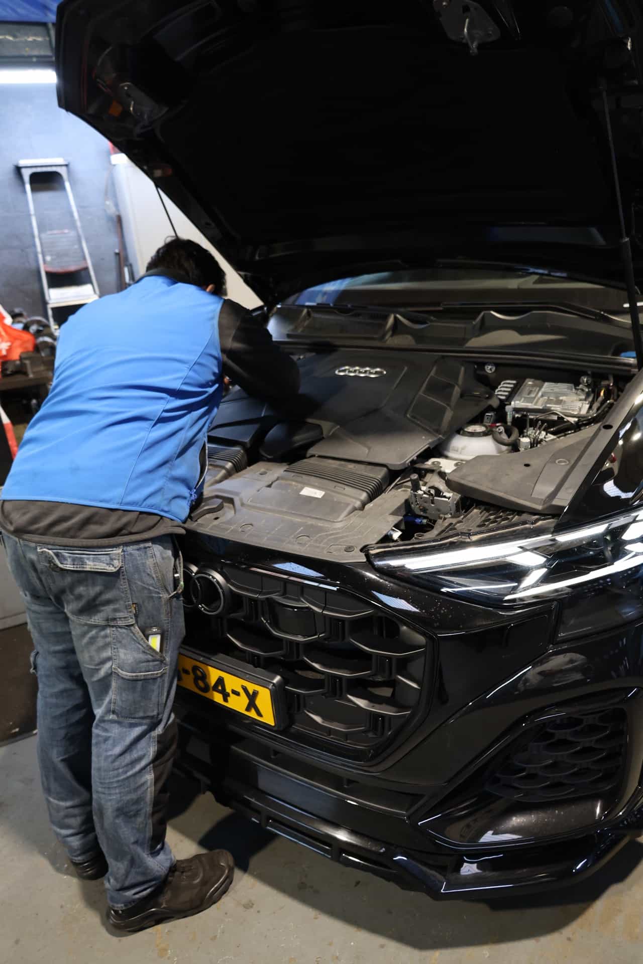 Monteur werkt aan een motor in de werkplaats in Volendam