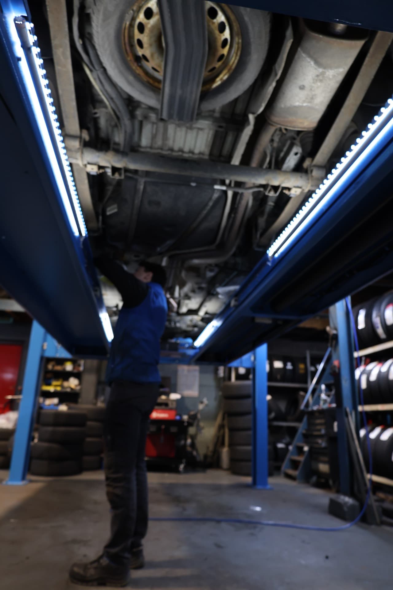 Remwerk aan een auto op de brug